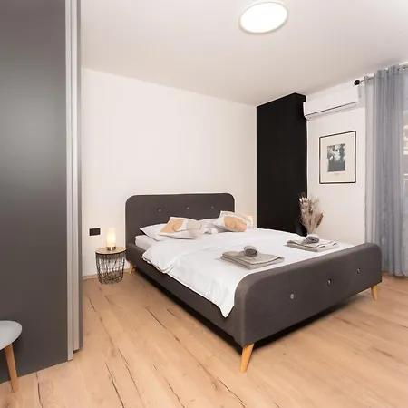 Stella Apartament *
